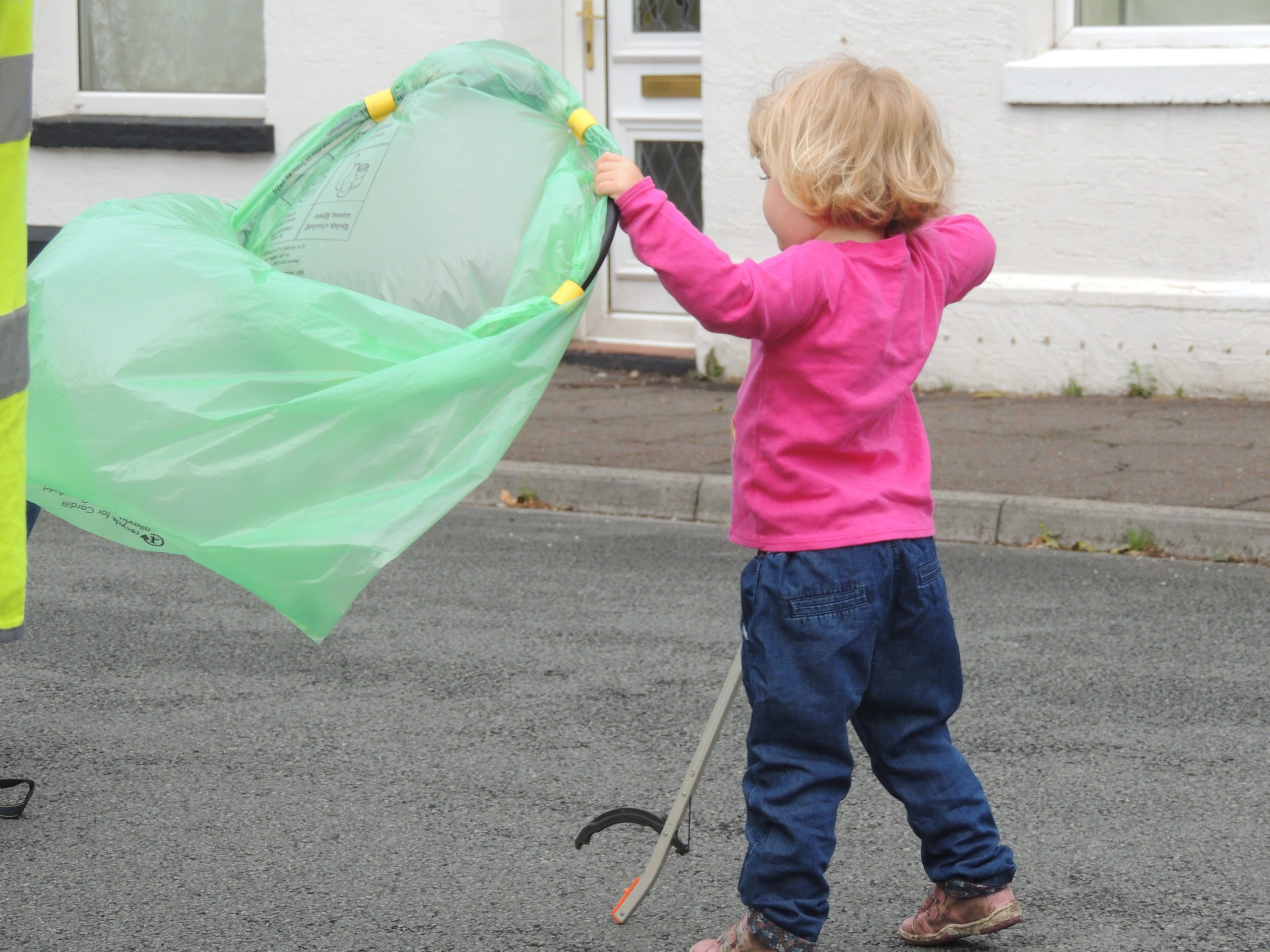 Arianwen on the hunt for litter!